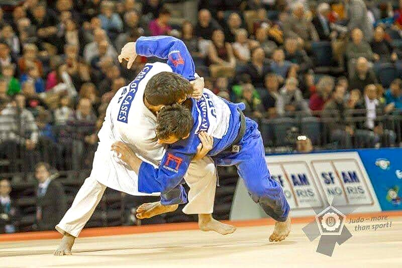 Carlos Cases proyectando en combate oficial de Judo